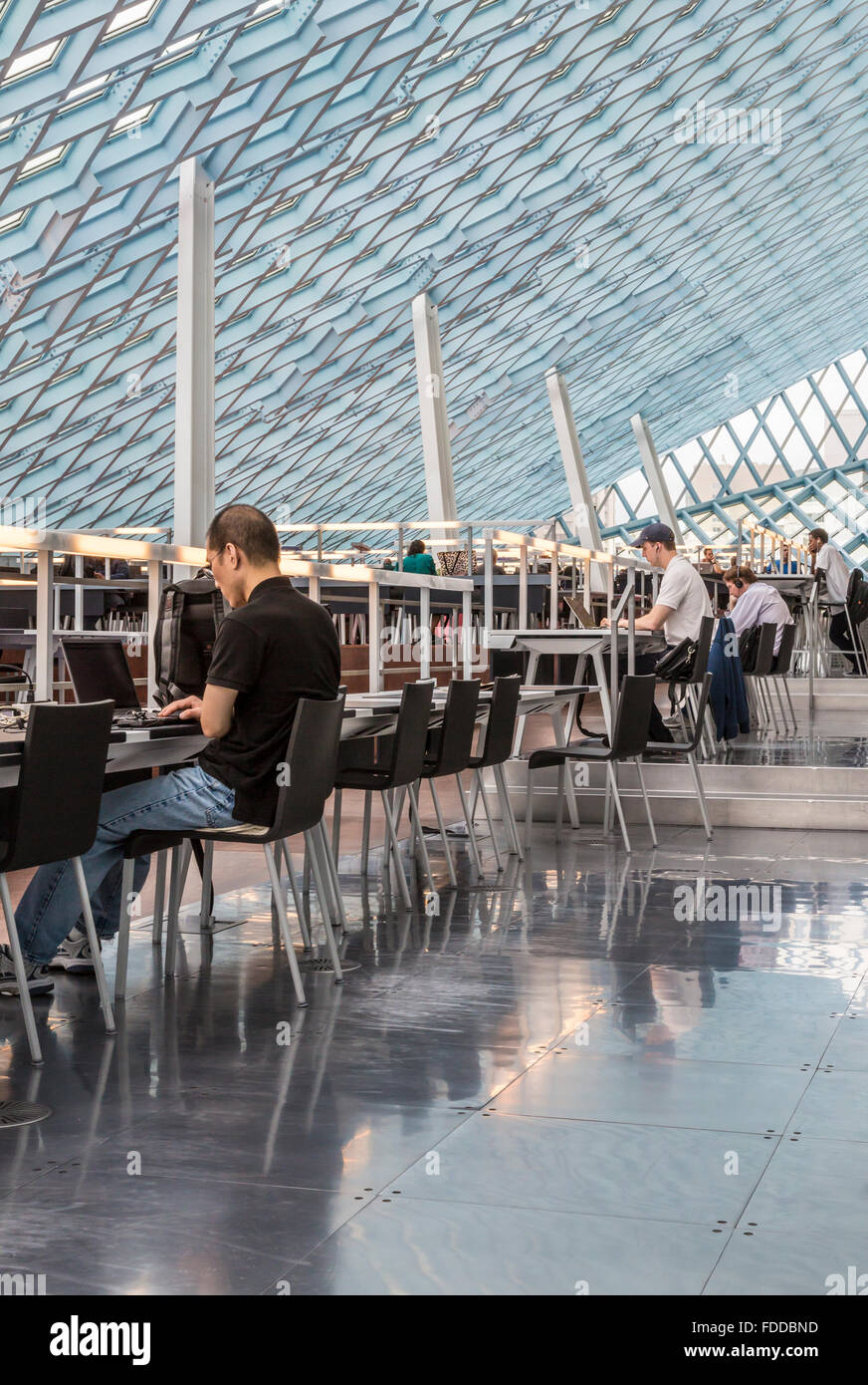 Persone che utilizzano computer portatili con wifi a Seattle Central Library, progettato dagli architetti Rem Koolhaas e Joshua Prince-Ramus Foto Stock