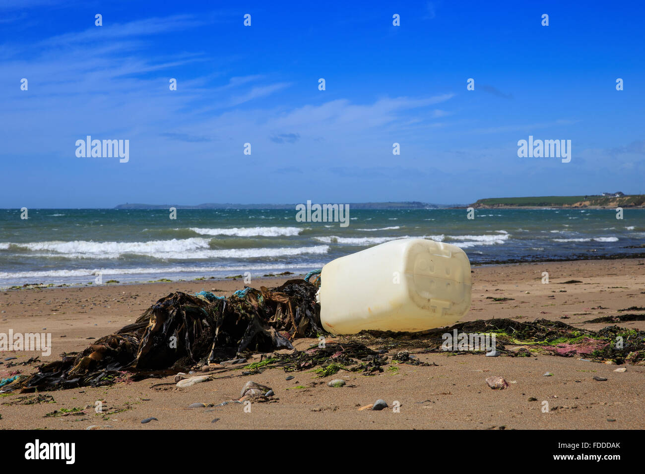 Il cestino della spazzatura di rifiuti di plastica costa spiaggia shore Regno Unito Foto Stock