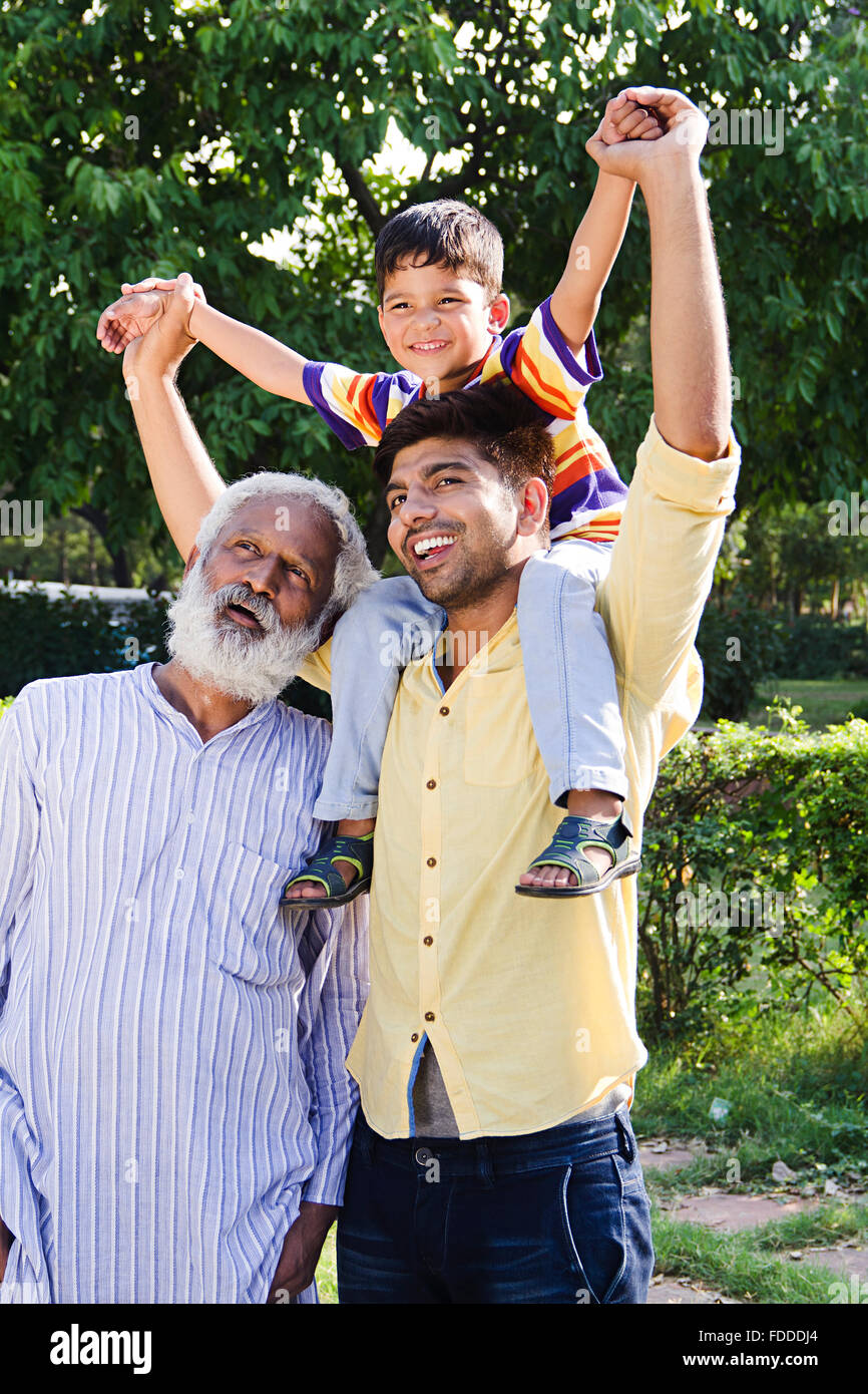 3 persone nonno, figlio e nipote Park che porta sulle spalle il divertimento Foto Stock