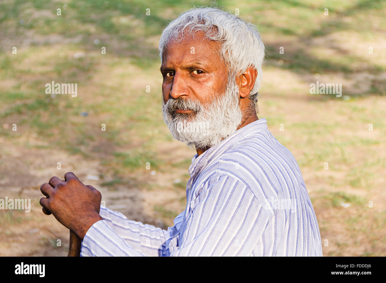 1 persone uomo adulto Senior Park seduta bastone da passeggio Foto Stock