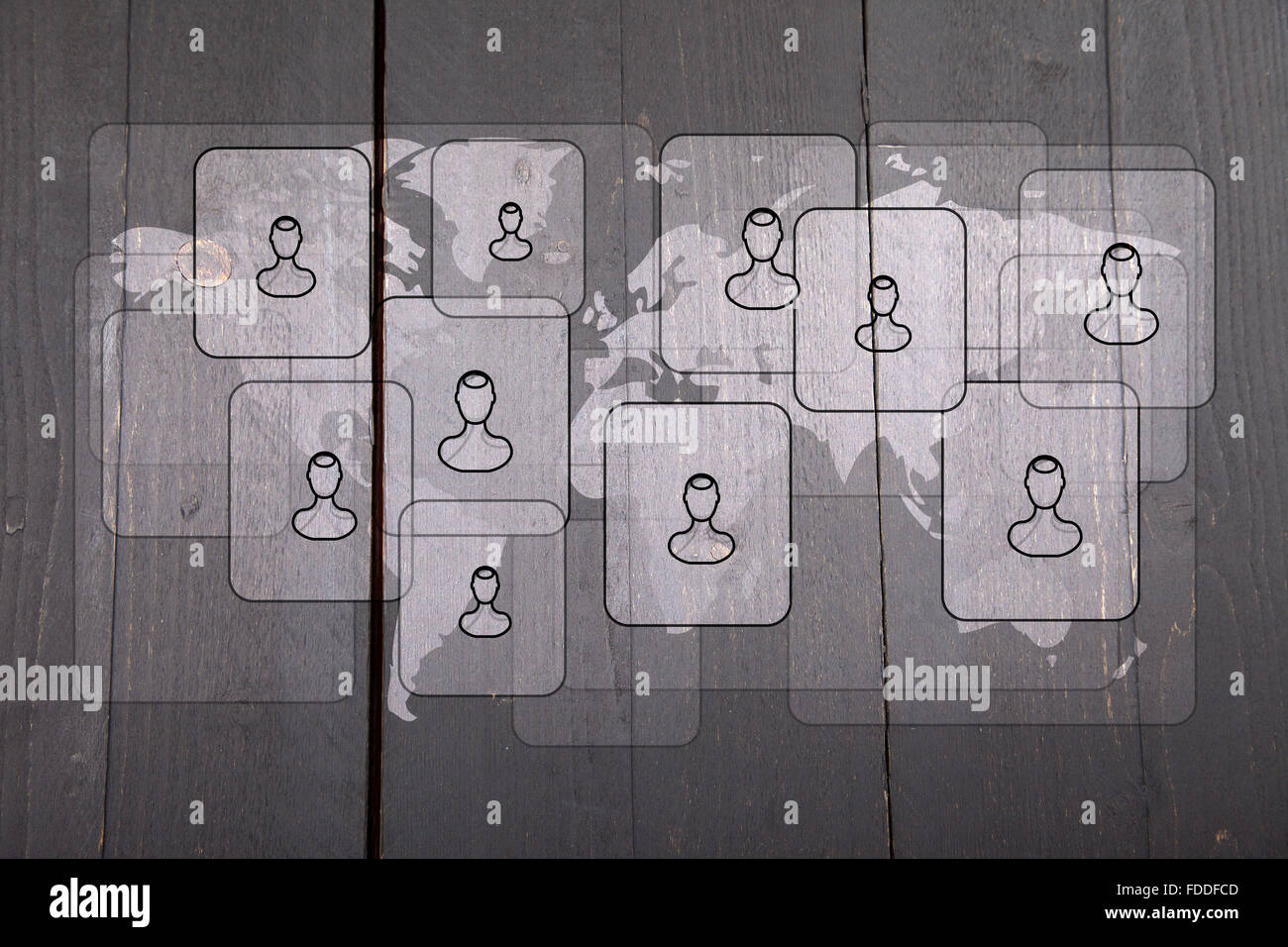 Illustrazione di persone su bianco mappa del mondo su nero scuro dello sfondo in legno Foto Stock