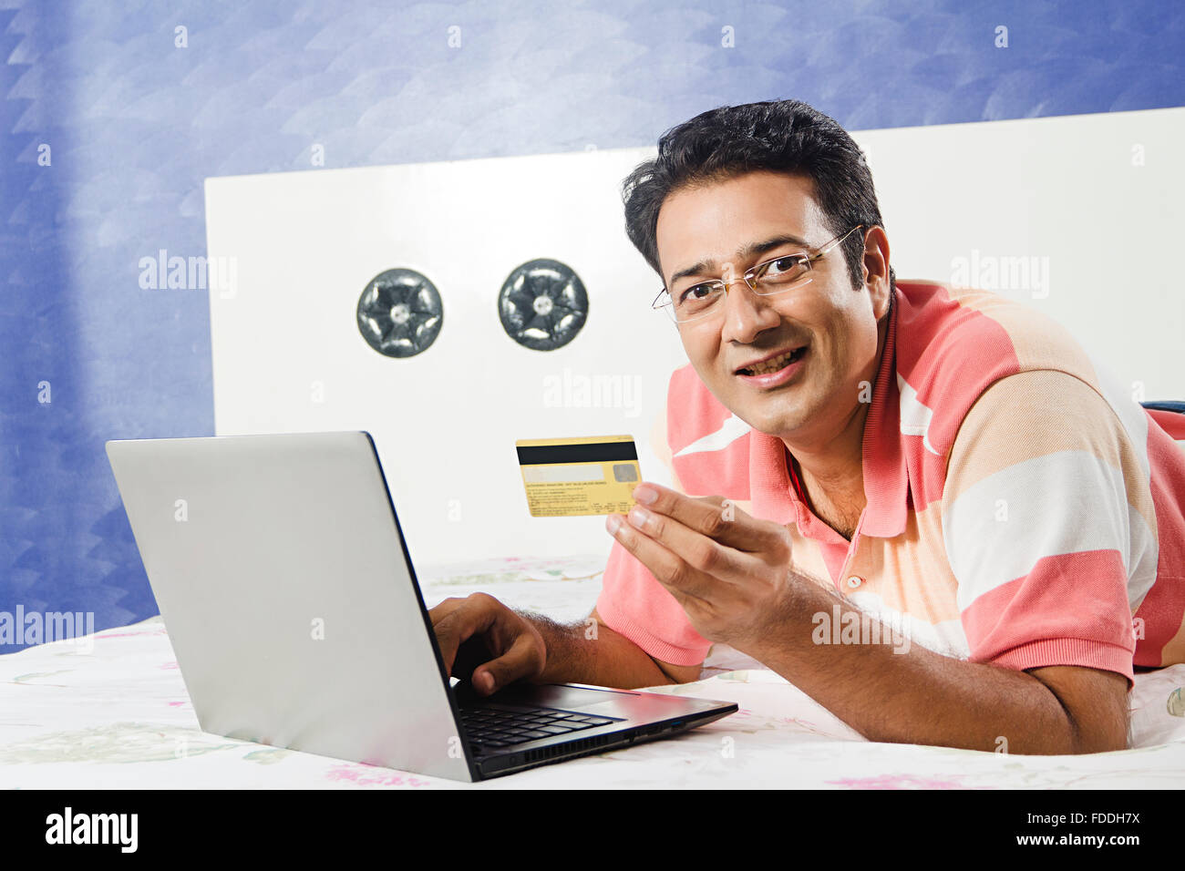 1 uomo adulto Laptop Internet Carta di Credito Shopping on line Foto Stock