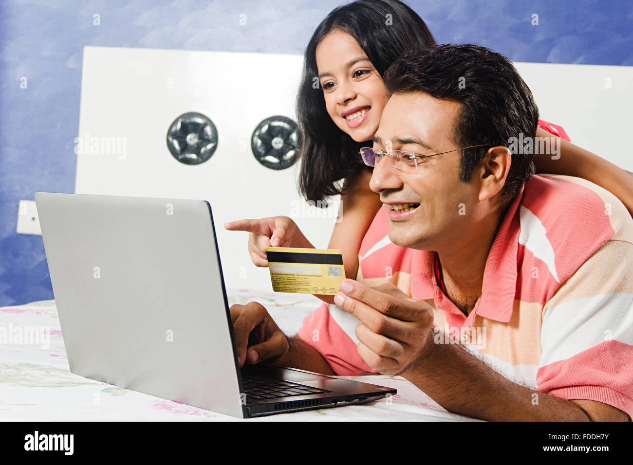 2 persone padre e figlia di capretto Laptop Internet Carta di Credito Shopping on line Foto Stock