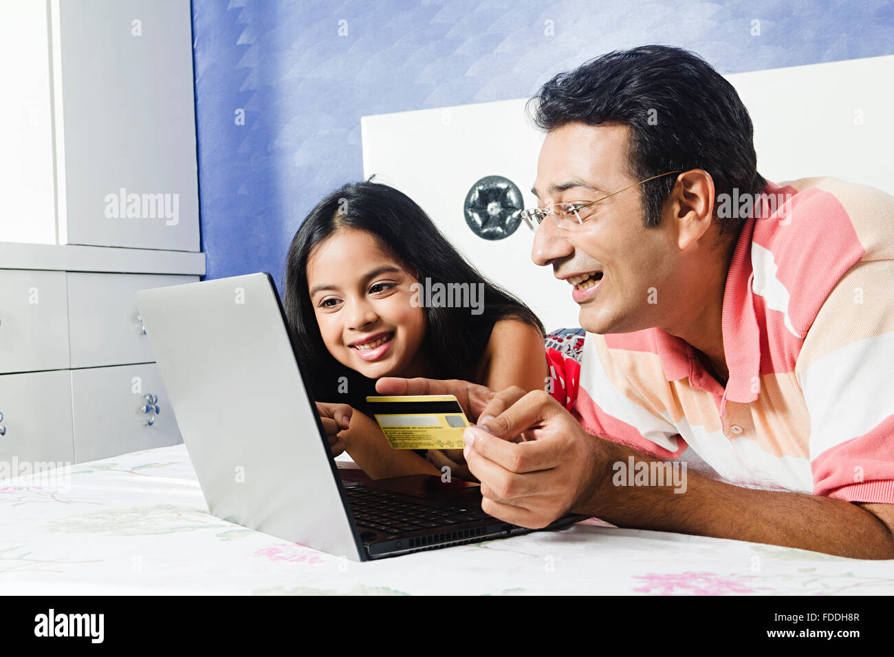 2 persone padre e figlia di capretto Laptop Internet Carta di Credito Shopping on line Foto Stock