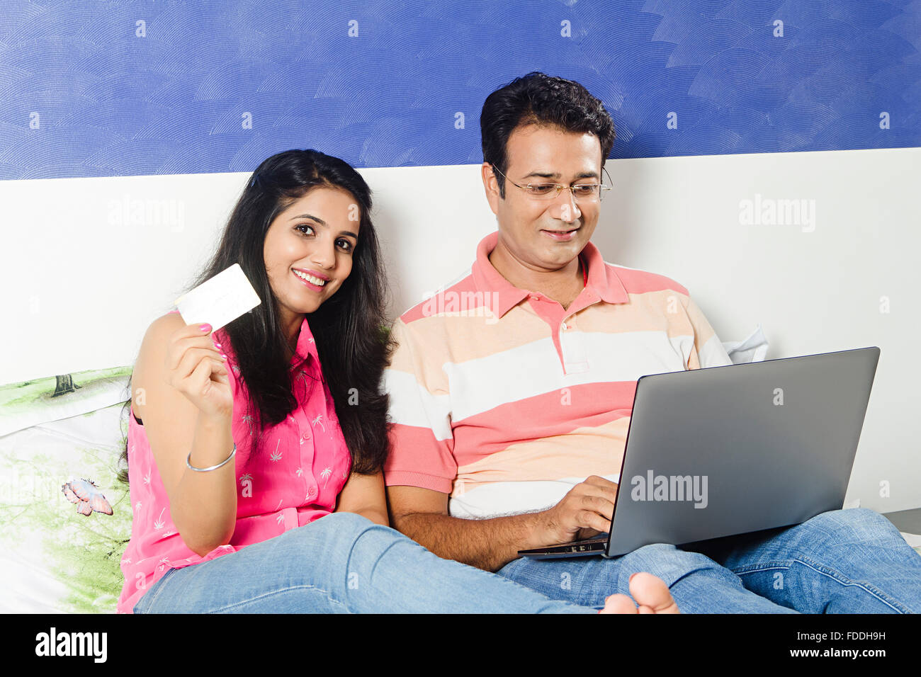 2 Persone Adulti coppie sposate Laptop Internet Carta di Credito Shopping on line Foto Stock