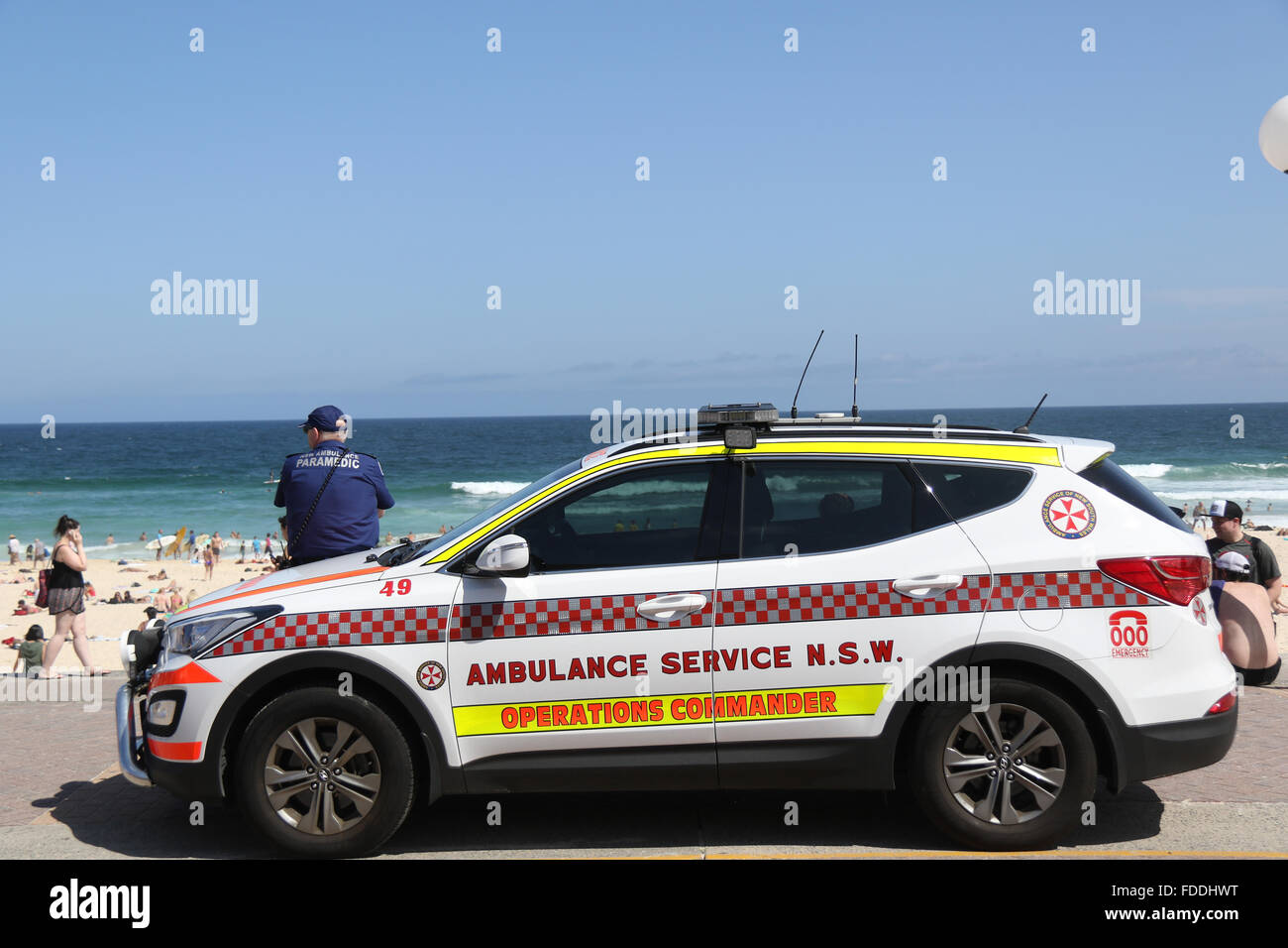 Un personale paramedico e ambulanza a Bondi Beach, Sydney. Foto Stock