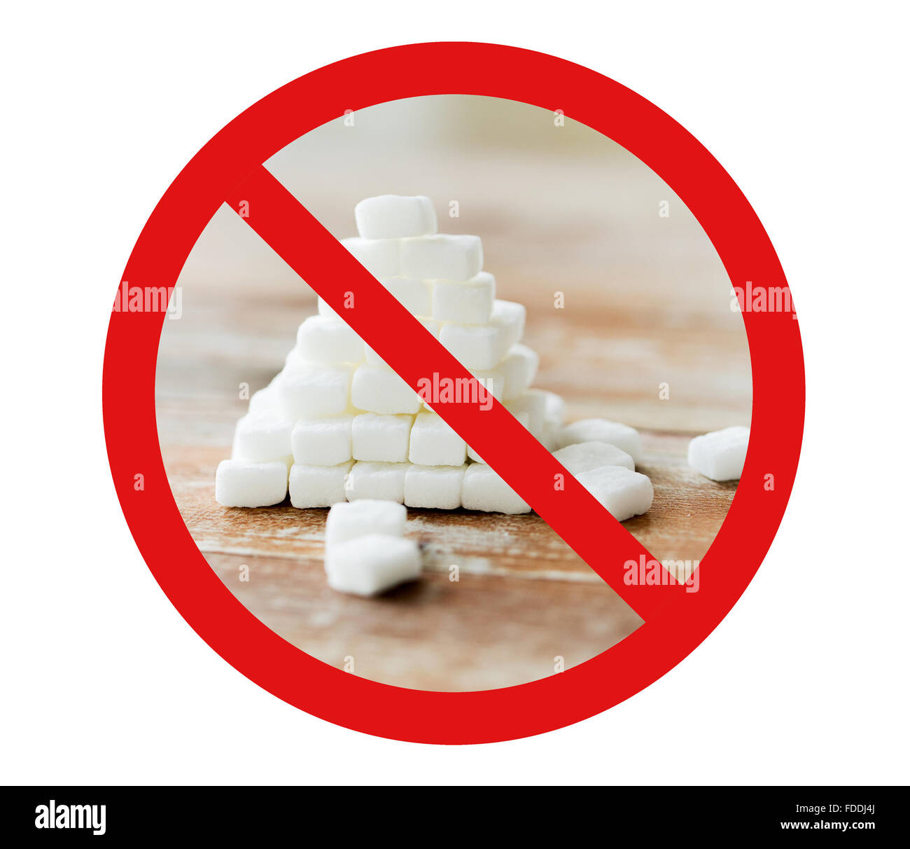 Close up della piramide di zucchero su rosso nessun segno Foto Stock