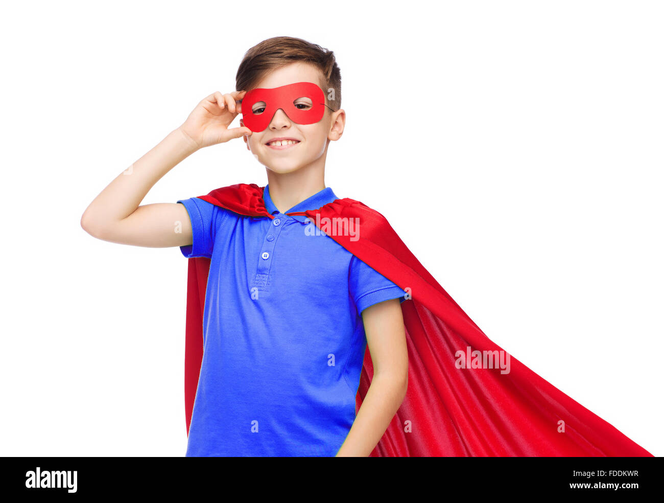 Ragazzo in rosso super hero cape e maschera Foto Stock