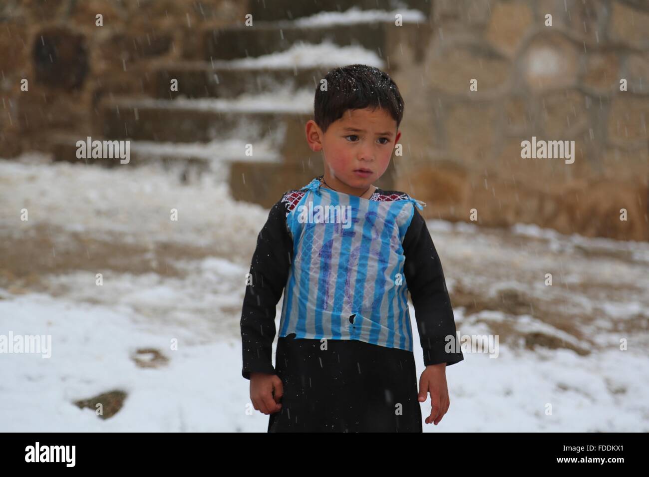 Ghazni, Afghanistan. 29 gen, 2016. Afghan kid Murtaza Ahmadi indossa un  sacchetto di plastica invece di uno sport camicia nel distretto di Jaghori  orientale della provincia di Ghazni, Afghanistan, 29 gennaio, 2016.