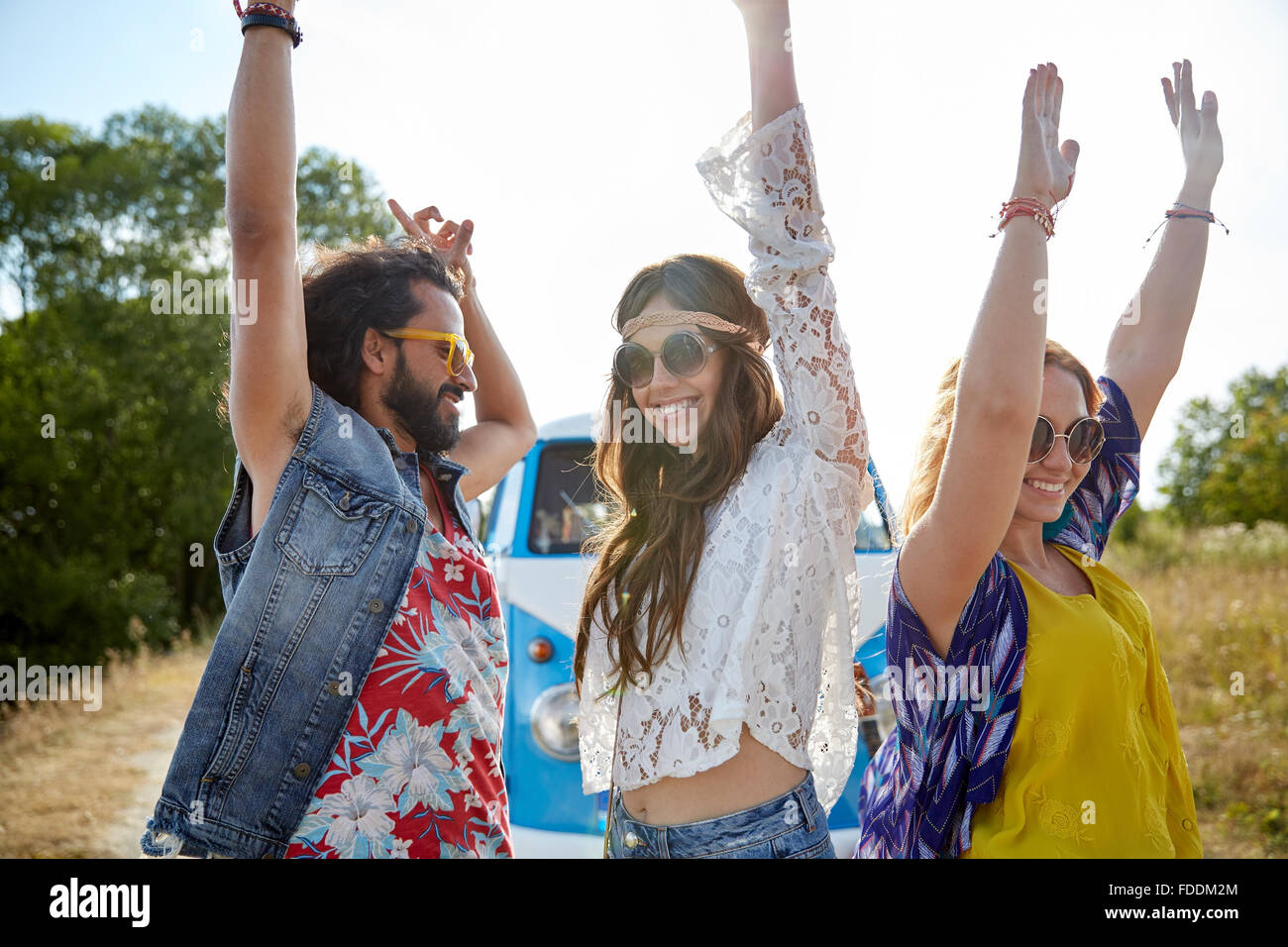 Felice giovani amici hippie balli all'aperto Foto Stock