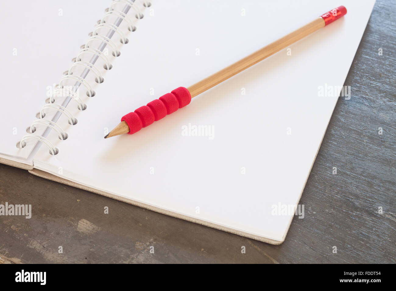 Blank notebook con matita su uno sfondo grigio, la concezione di business Foto Stock