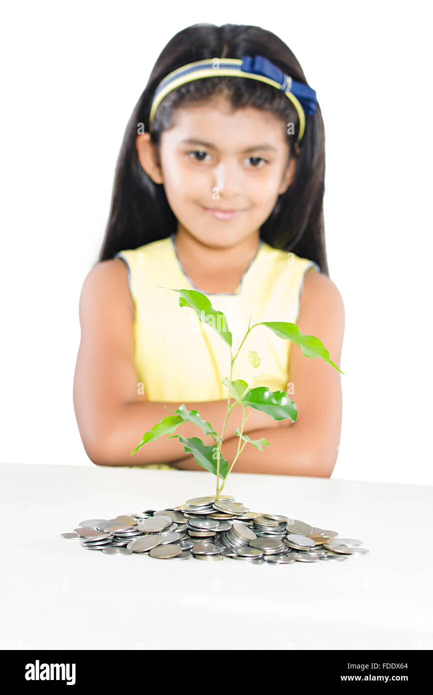1 persona solo moneta girl kid impianto di denaro la vita vegetale piantando alberello stelo Foto Stock