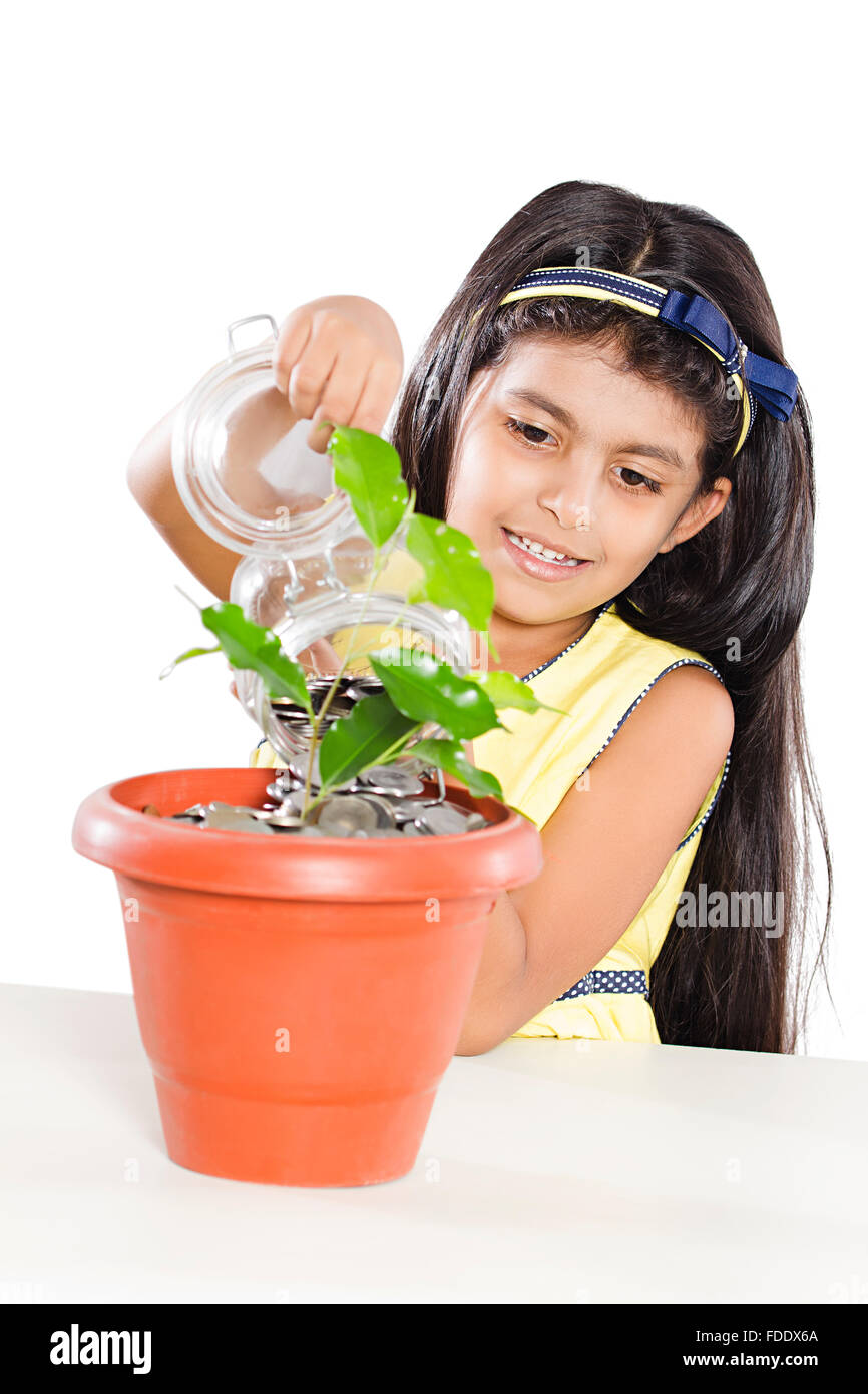 1 persona unica ragazza poco denaro impianto pianta in vaso versando rupie tesoro sorridente Foto Stock