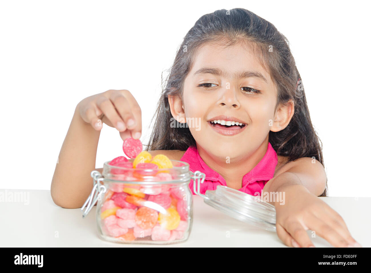 1 persona solo candy deliziosa mangiare emozione ragazza avidità kid sorridente tentazione Foto Stock