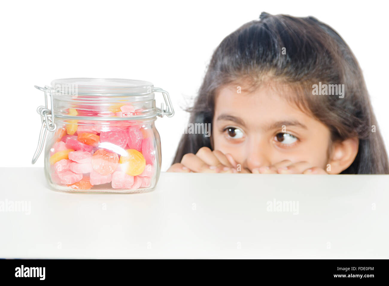 1 persona solo candy close-up ragazza deliziosa jar kid peeking prelievo di tentazione Foto Stock