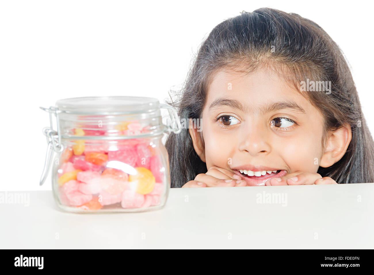 1 persona solo candy deliziosa ragazza di disonestà jar kid peeking sorridente tentazione Foto Stock