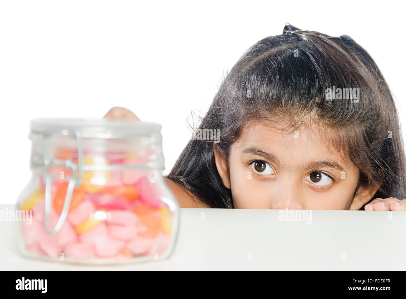 1 persona solo disonestà Candy girl kid prelievo di raggiungere la furtività dolci tentazioni Foto Stock