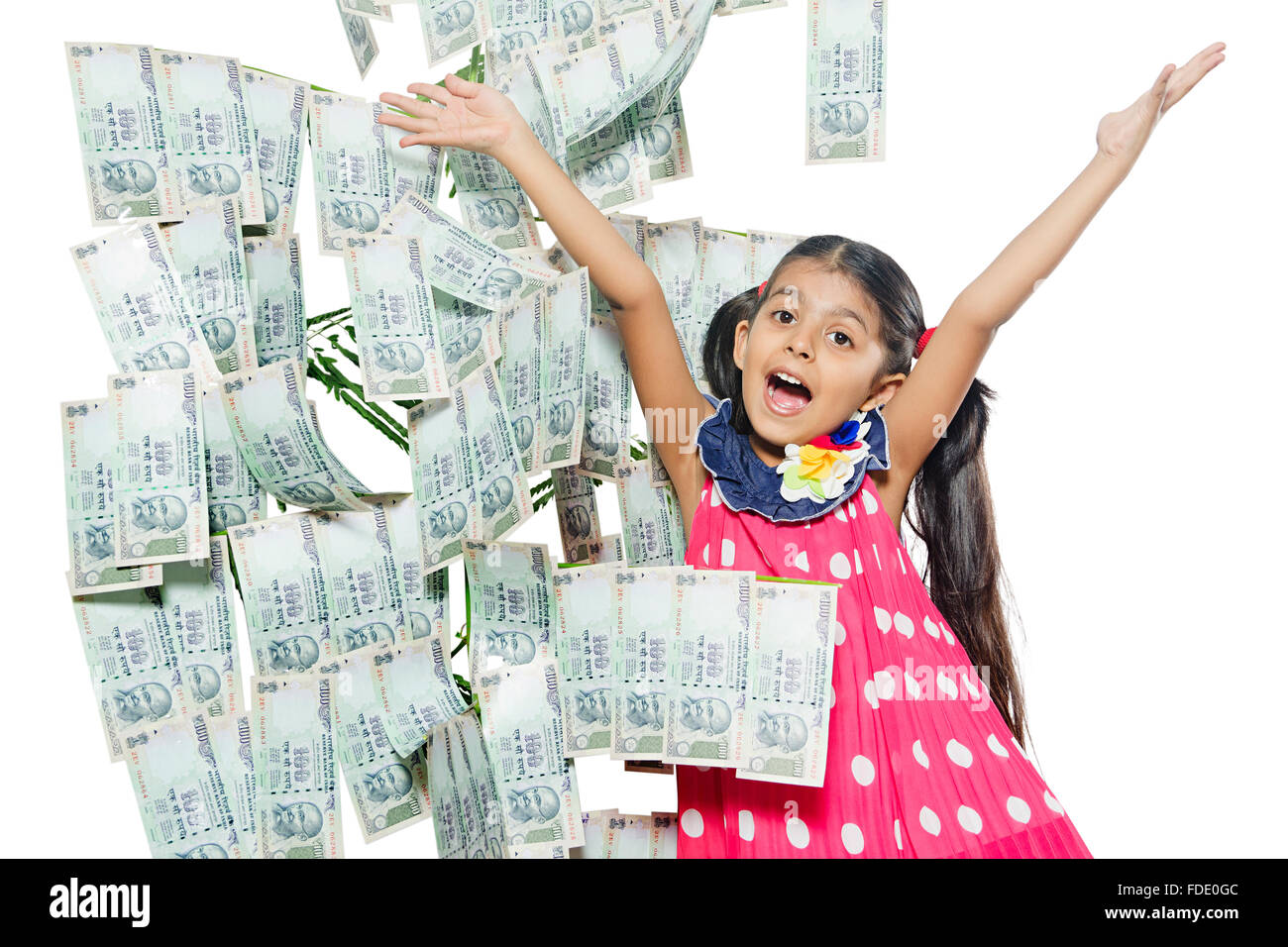 1 persona solo emozioni girl kid denaro impianto giocoso rupie sorridente in piedi Foto Stock