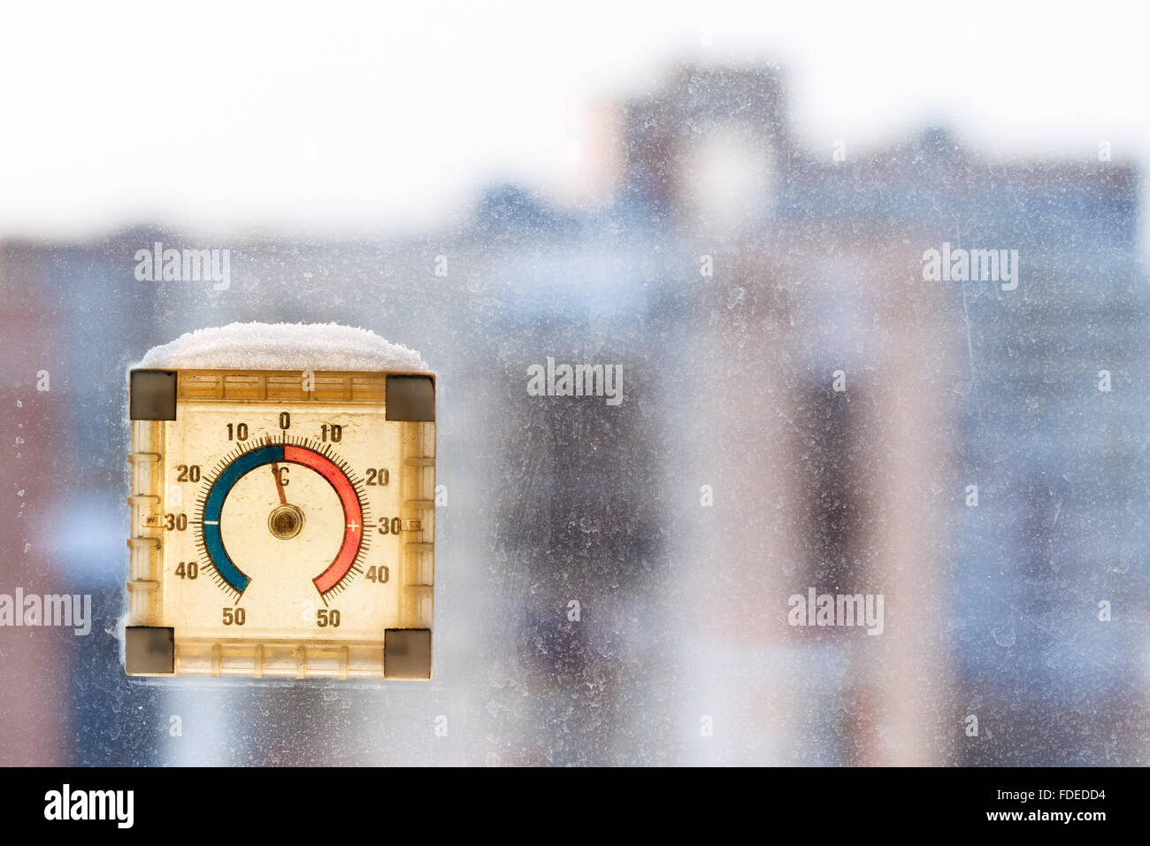 Primo gelo in città - temperatura negativa sul Termometro da esterno in condizioni di clima freddo Foto Stock
