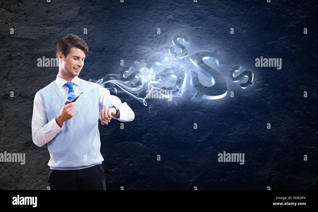 Bel giovane imprenditore tubo di fumo. Fare Soldi Foto Stock