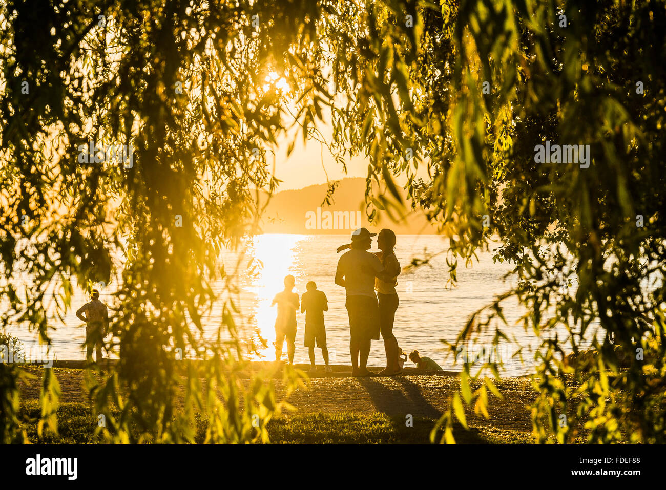 Gli amanti sulla spiaggia al tramonto, le banche spagnole beach, Vancouver, British Columbia, Canada, Foto Stock