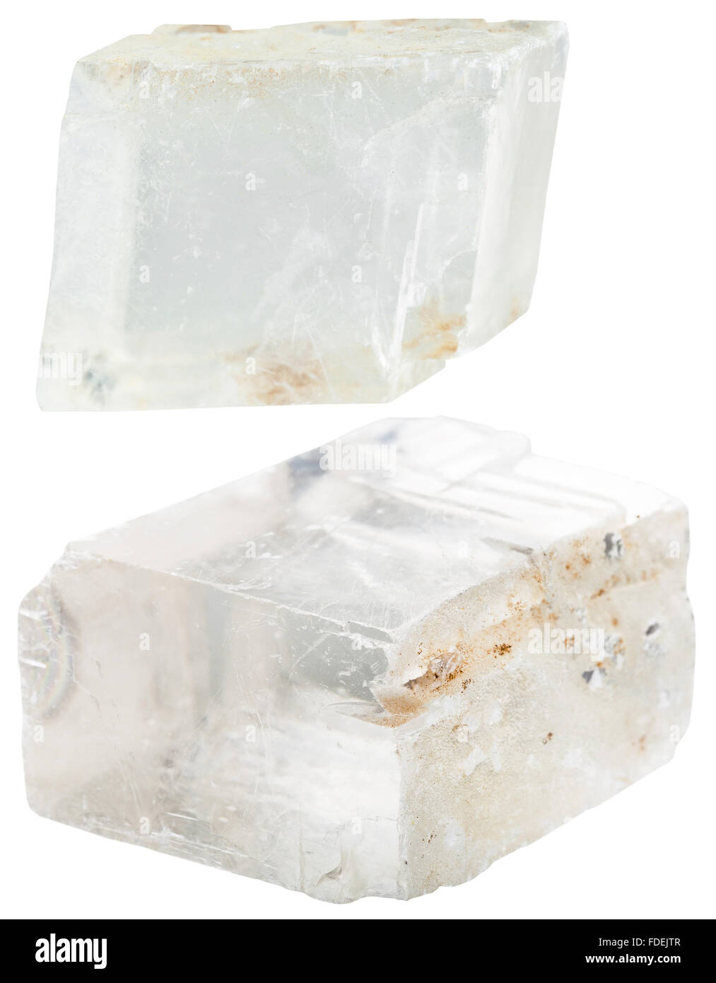 Le riprese in modalità macro della collezione di roccia naturale - due trasparenti Islanda spar minerale pietre gemma isolati su sfondo bianco Foto Stock