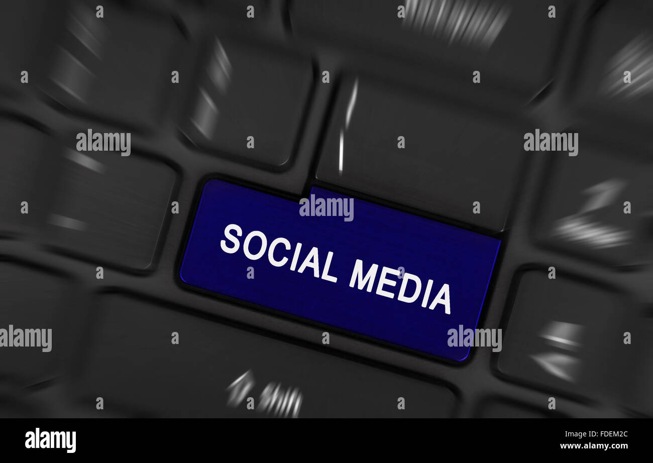Social media pulsante su un laptop moderno tastiera Foto Stock