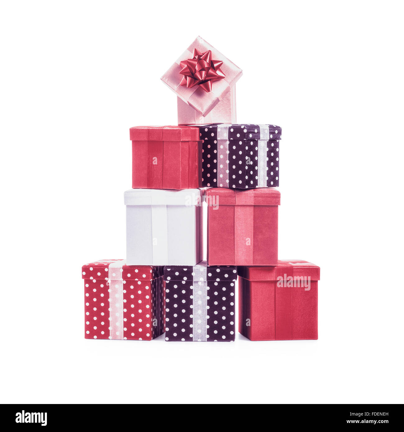 Impilate le scatole regalo con nastro prua. Regalo di natale. Groppa di oggetti isolati su sfondo bianco Foto Stock