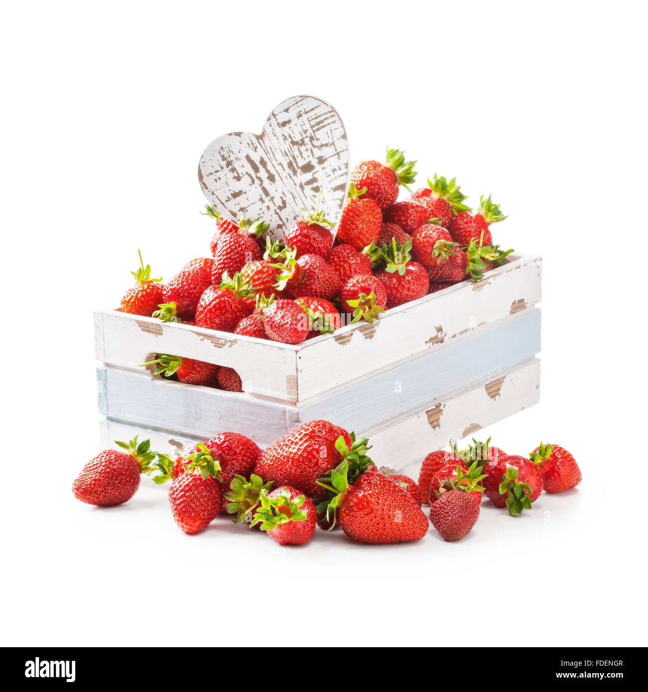 Fragole fresche con decorazione di cuore nella vecchia gabbia in legno isolato su sfondo bianco. Mangiare sano. Oggetto con il ritaglio Foto Stock