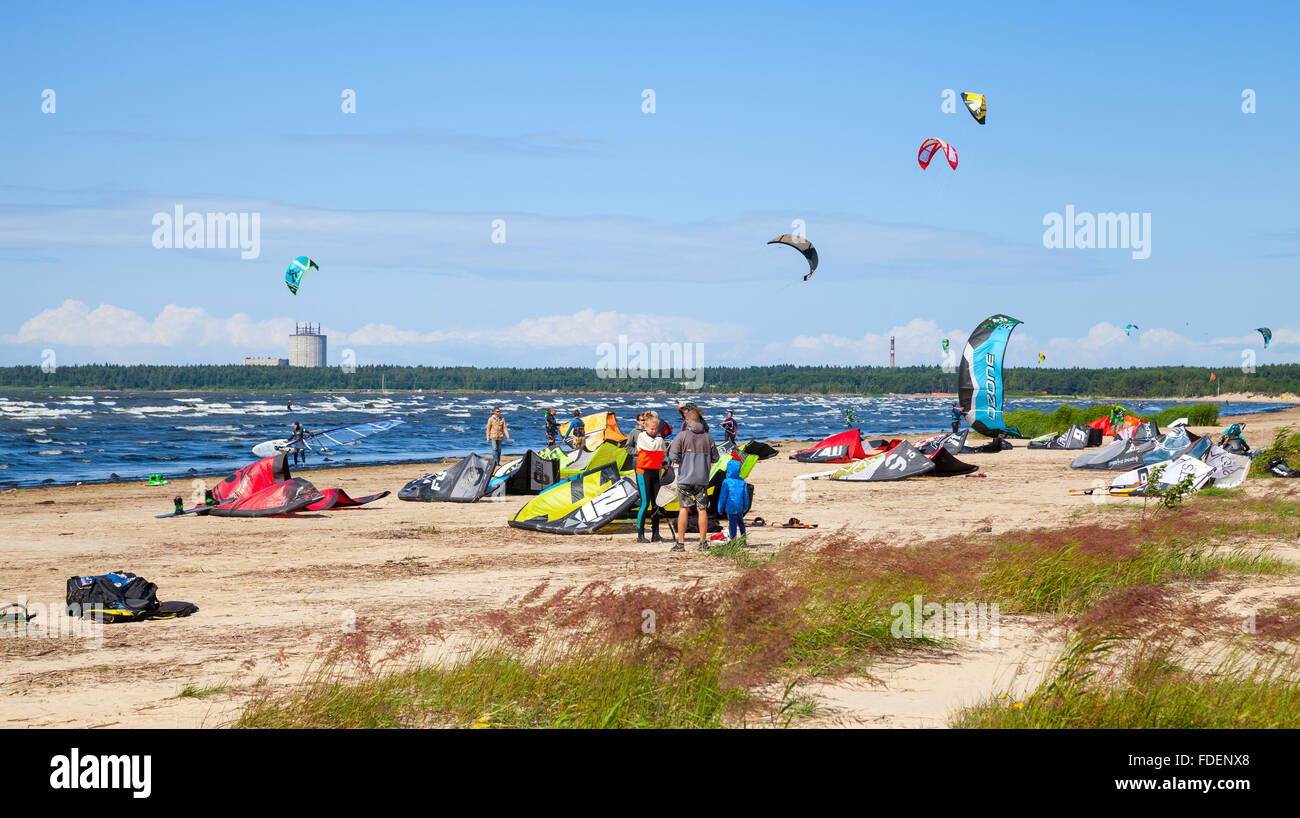 Sosnovy Bor, Russia - Luglio 19, 2015: Kitesurfisti sulla spiaggia preparare attrezzature sportive per praticare equitazione. Il golfo di Finlandia e Russia Foto Stock