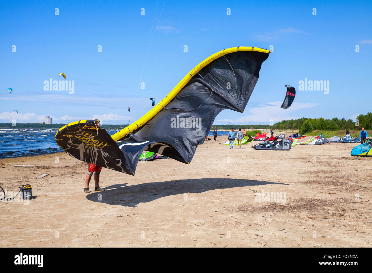 Sosnovy Bor, Russia - Luglio 19, 2015: Kitesurfisti sulla spiaggia preparare attrezzature sportive per praticare equitazione. Il golfo di Finlandia Foto Stock
