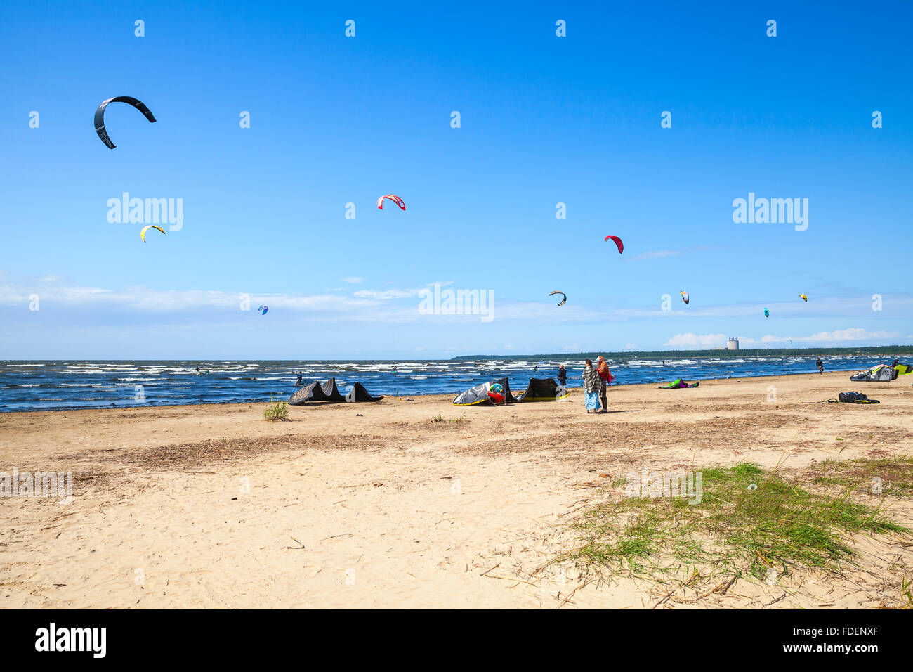 Sosnovy Bor, Russia - Luglio 19, 2015: Kitesurfisti cavalcare le onde del golfo di Finlandia nei pressi della centrale nucleare di Leningrado Impianto di alimentazione Foto Stock