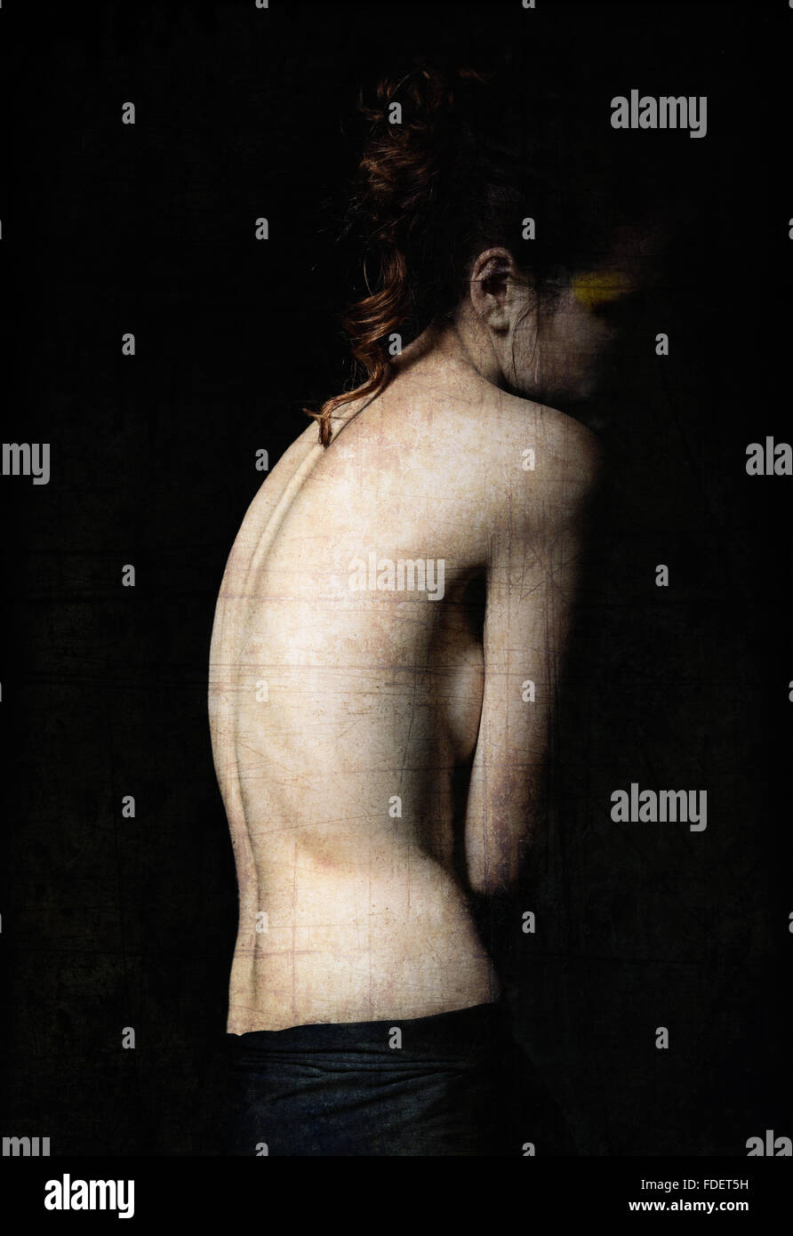 Malinconico ritratto di una giovane donna tra il buio. Grunge effetto texture Foto Stock