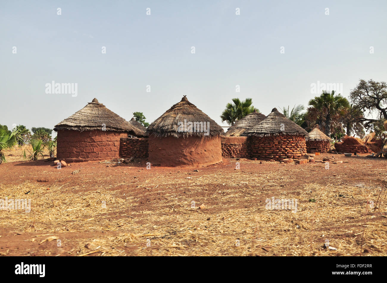 Round di capanne di mattoni vicino Grottes de Nok in Togo rurali in Africa occidentale Foto Stock