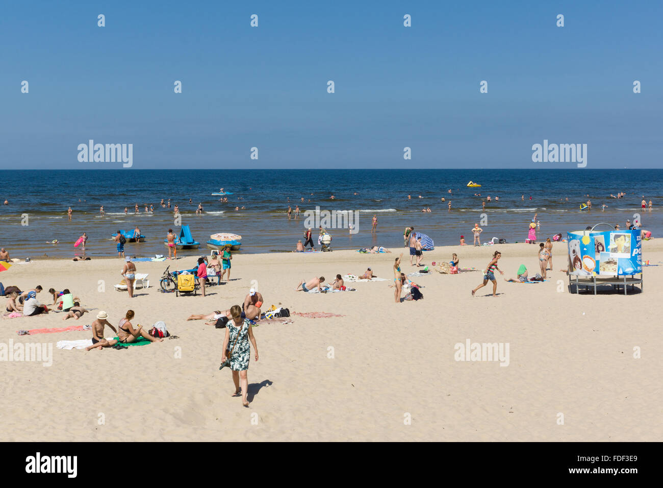 Jurmala, Lettonia - 7 agosto 2015. I turisti il resto nel Mar Baltico spiaggia a Dzintari. Foto Stock