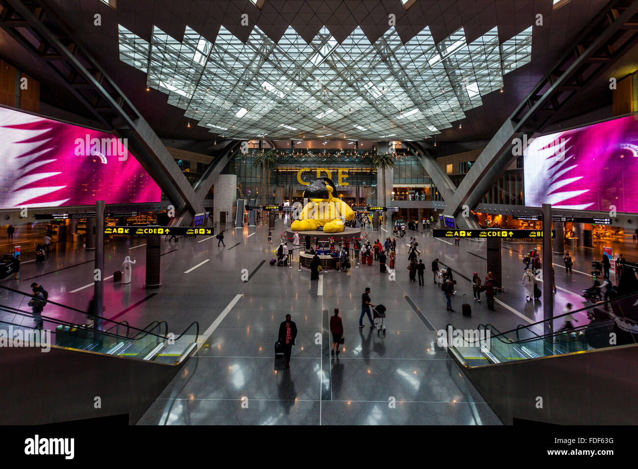 La sala partenze, Hamad Aeroporto Internazionale di Doha, in Qatar Foto Stock