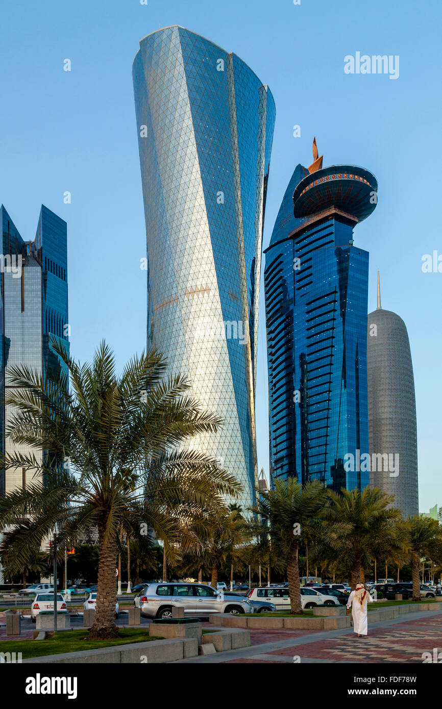 L'Al Bidda Tower, il World Trade Center a Doha e il Burj Doha presi dalla Corniche, Doha, Qatar Foto Stock