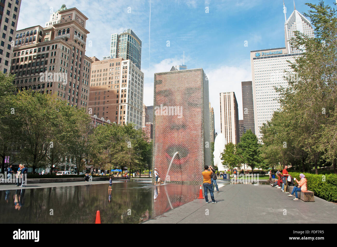 Chicago, Illinois, Stati Uniti d'America: skyline e Fontana di corona da artista catalano Jaume da Plensa a nel Millennium Park Foto Stock