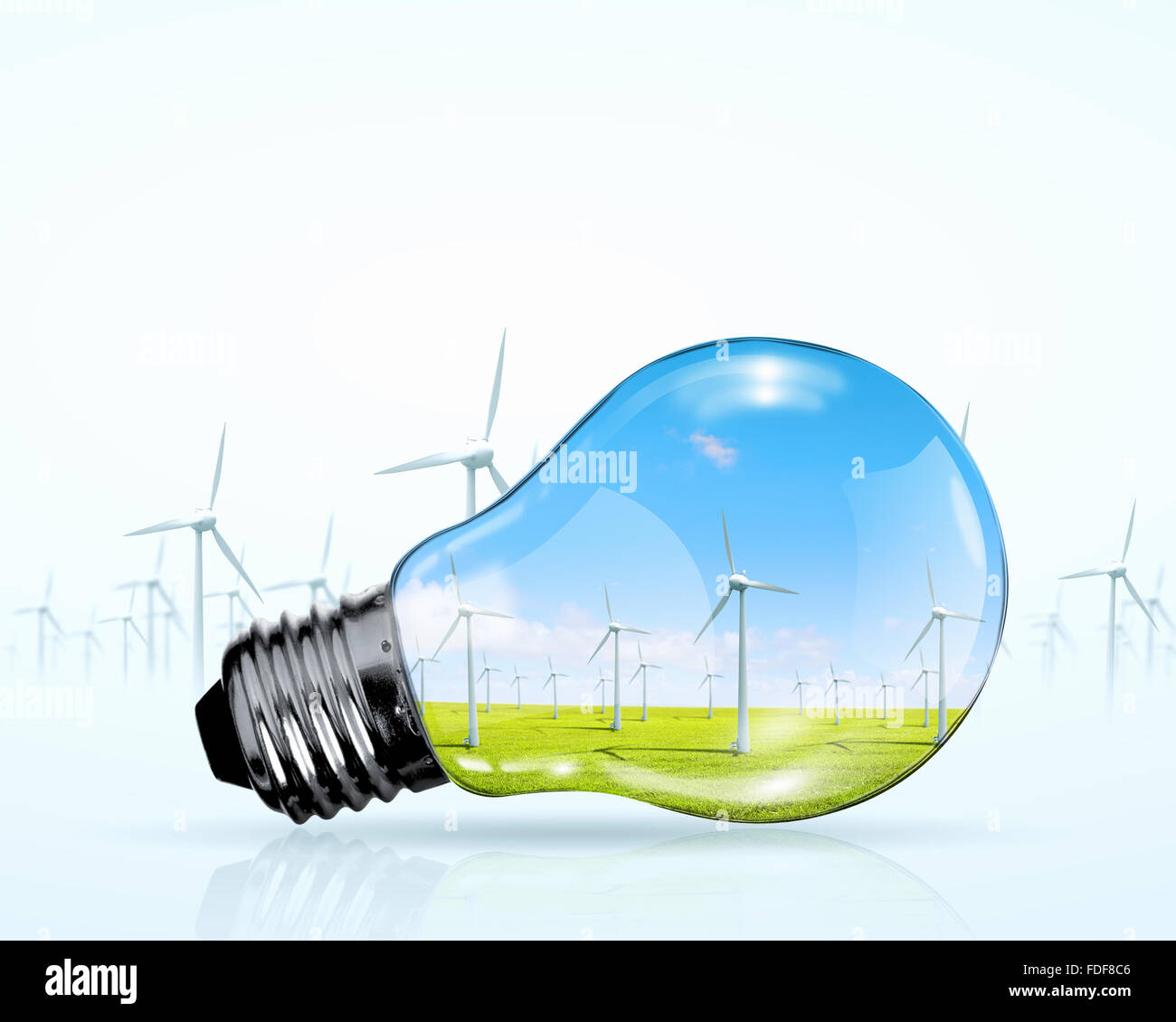 Lampadina elettrica e generatori di mulino a vento. Fonti di energia rinnovabili concetto Foto Stock