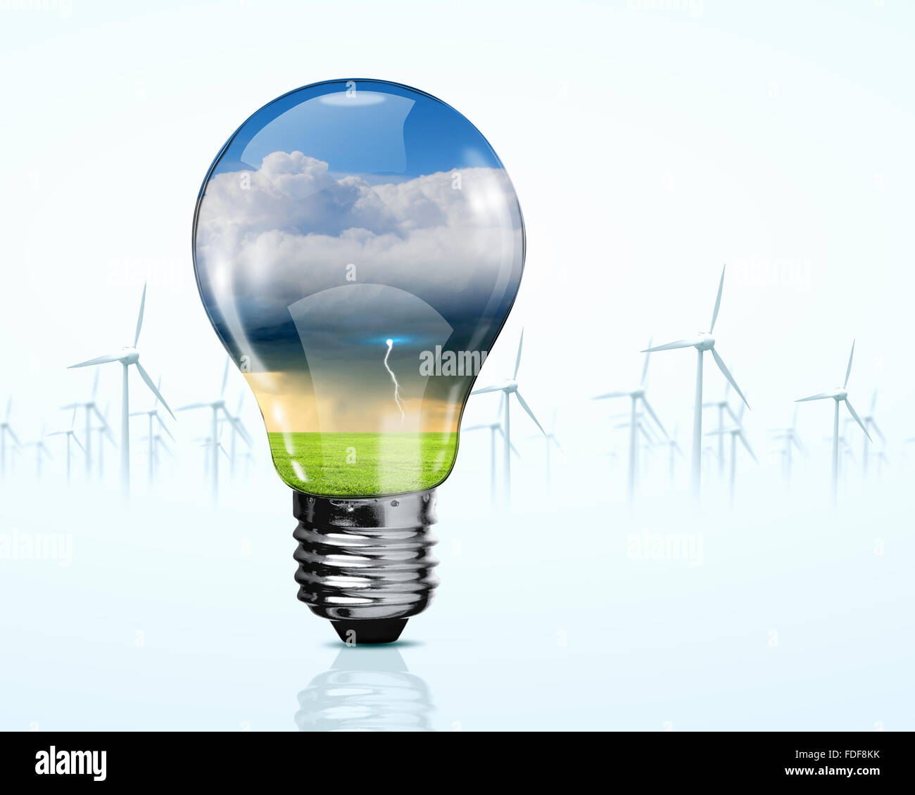 Lampadina elettrica e generatori di mulino a vento. Fonti di energia rinnovabili concetto Foto Stock