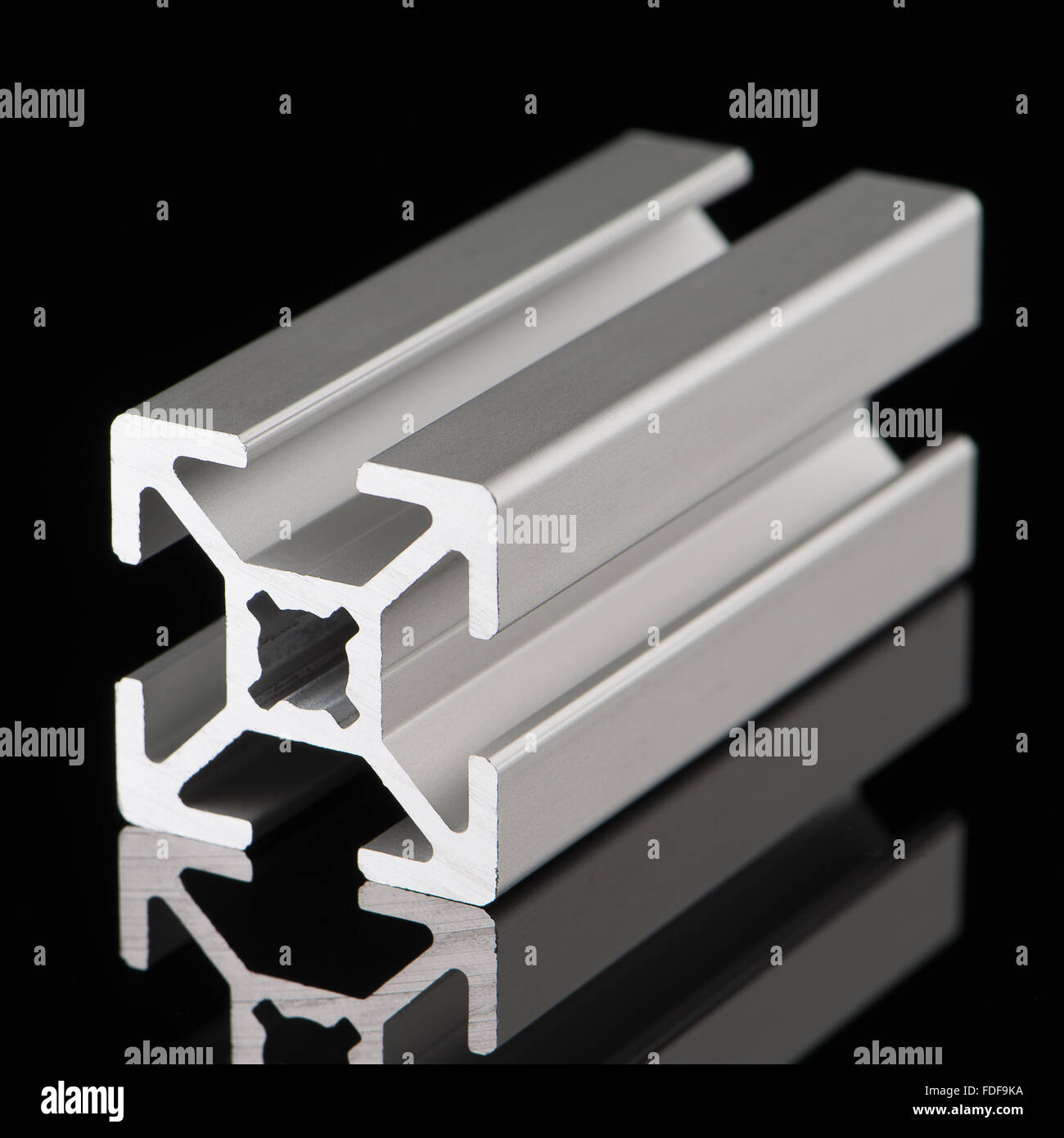Il profilo in alluminio campione isolato su sfondo nero. Foto Stock