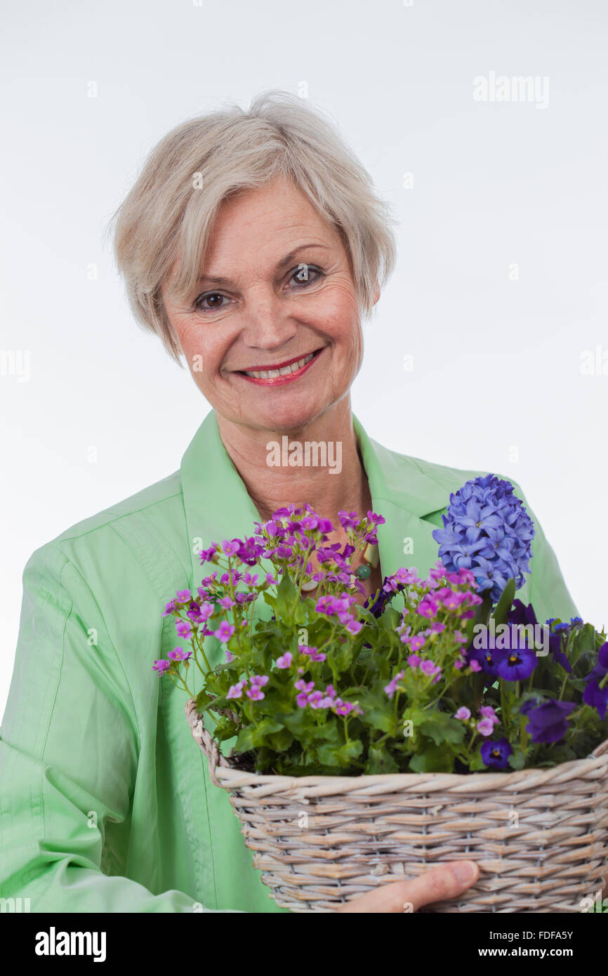 Felice vecchia donna senior sulle madri giornata tenendo fiori sorridenti grande sorriso Foto Stock Felice vecchia donna senior sulle madri giornata tenendo fiori sorridenti grande sorriso Foto Stock