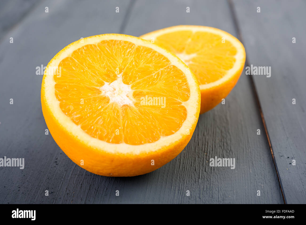 Arance fresche sulla tavola di legno Foto Stock