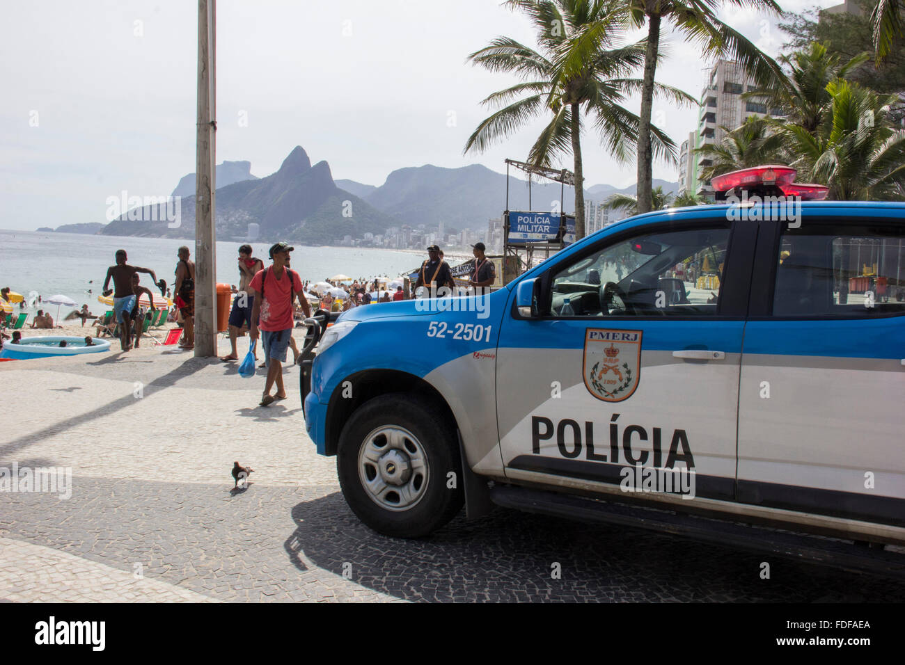 Rio de Janeiro, Brasile. Il 30 gennaio 2016. Il carnevale di strada è molto tradizionale in Rio de Janeiro, ma le lotte e i furti sono molto comuni. Per questo motivo, vi è una maggiore attività di polizia in locali di sfilate di carnevale blocchi. Nel pomeriggio di sabato, 30 gennaio 2016, il gruppo Carnival "simpatia è quasi l'amore", ha sfilato dalla spiaggia di Ipanema e Leblon. A vari tempi la polizia ha dovuto intervenire per evitare scontri e confusione tra i festeggianti. Il grande consumo di bevande alcoliche è uno dei motivi che favoriscono le lotte tra i festaioli. Credito: Luiz Souza/Alamy Liv Foto Stock