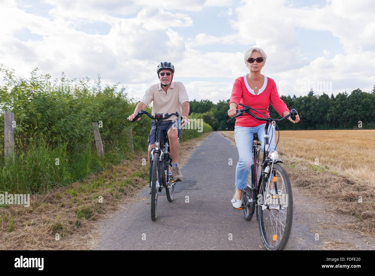 Attraente senior attiva la gente sul viaggio in bicicletta in primavera estate autunno autunno Foto Stock