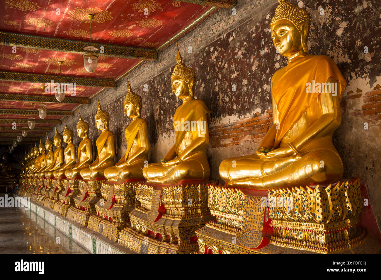 Oro statue di Buddha, Wat Suthat di Bangkok, Thailandia, Sud Est asiatico Foto Stock