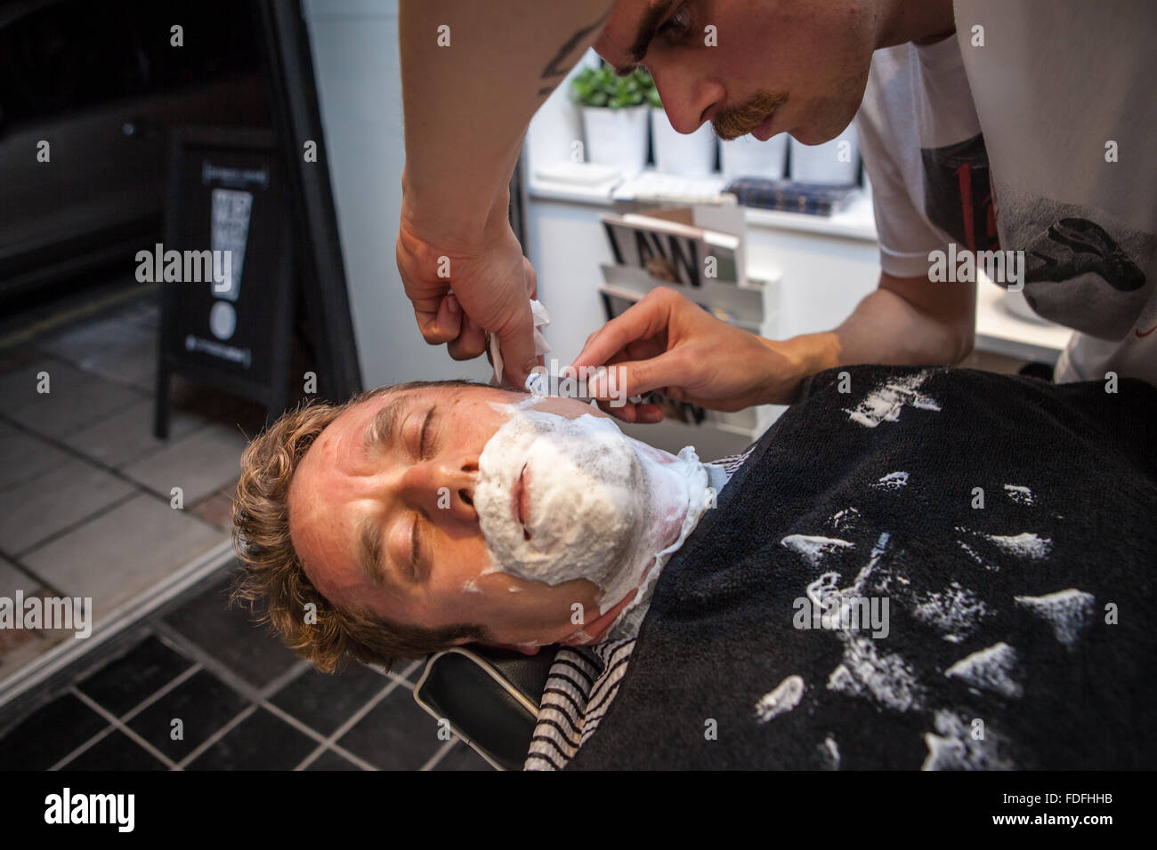 Avendo una barba a Londra Cut-Throat barbiere e salone, Peckham, Londra Foto Stock