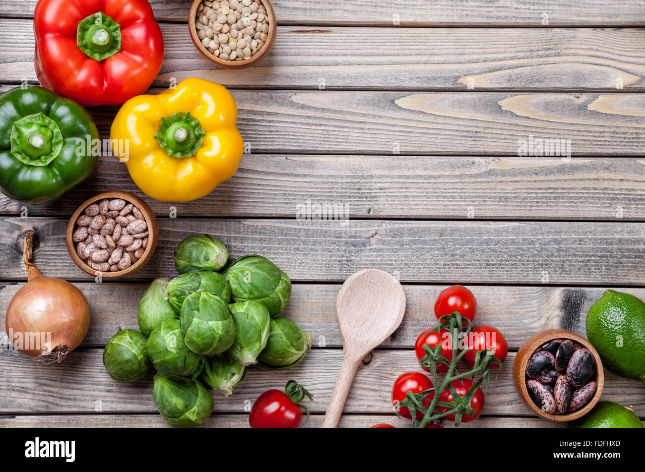 Vari ortaggi frutta ed erbe su sfondo di legno Foto Stock