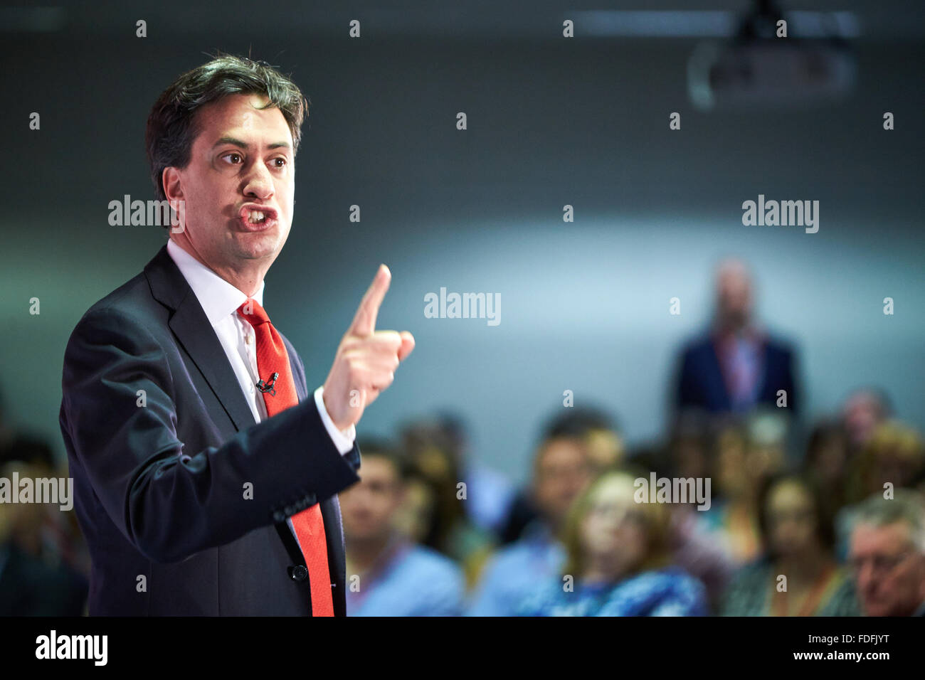 Leader laburista ed Milliband facendo un discorso per il 2014 Forum di politica nazionale (NPF) svoltasi a Milton Keynes Foto Stock