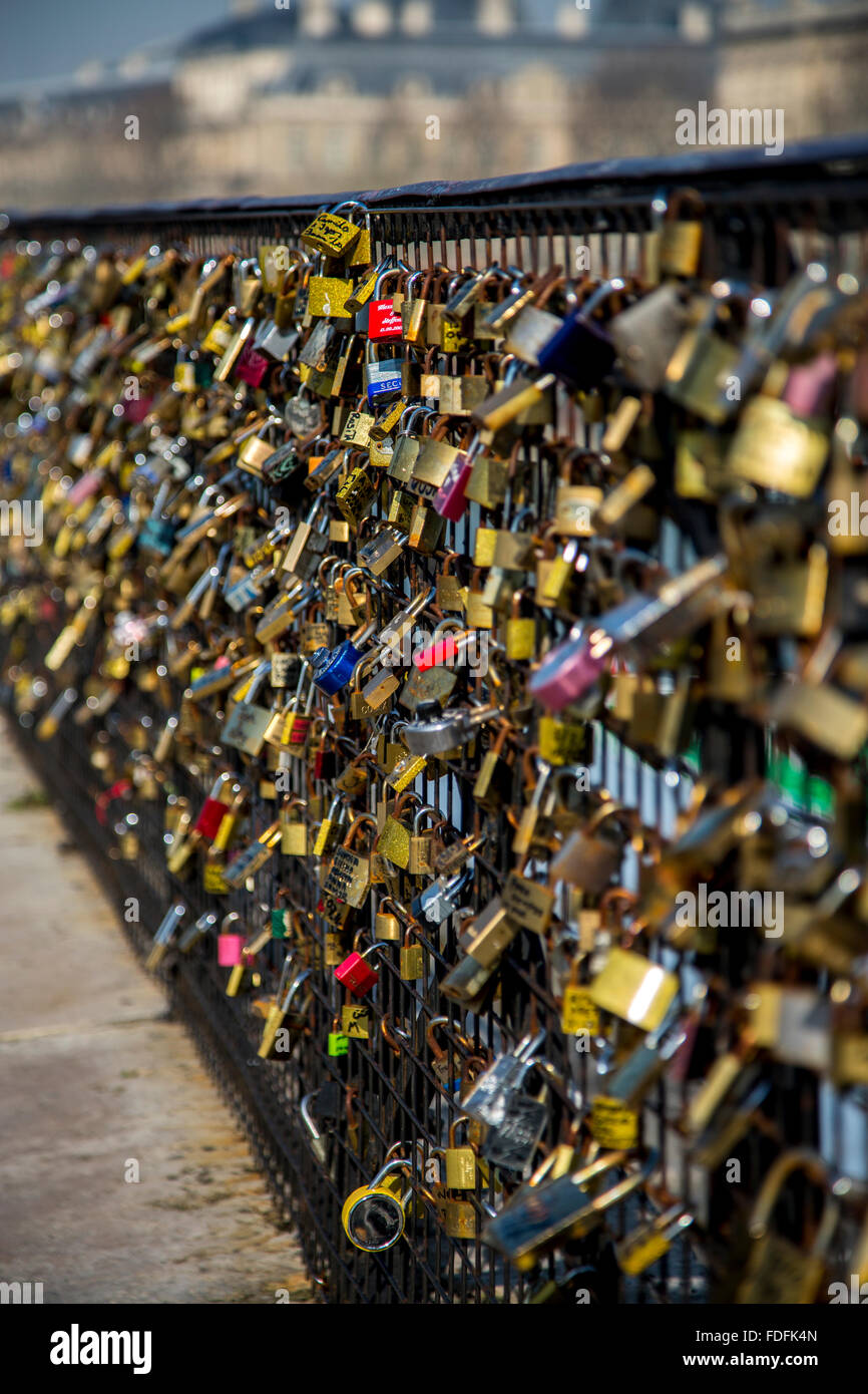 Lucchetti di sicurezza posto sul ponte di bloccaggio a Parigi, Francia. Un simbolo di relazioni Foto Stock